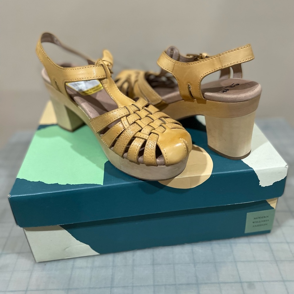 Platform sandals